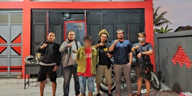 Tim Resmob Watawatanga Polres Bone Bolango mengamankan AR, terduga pelaku penikaman di kafe di Kelurahan Pauwo, Kecamatan Kabila, Bone Bolango.