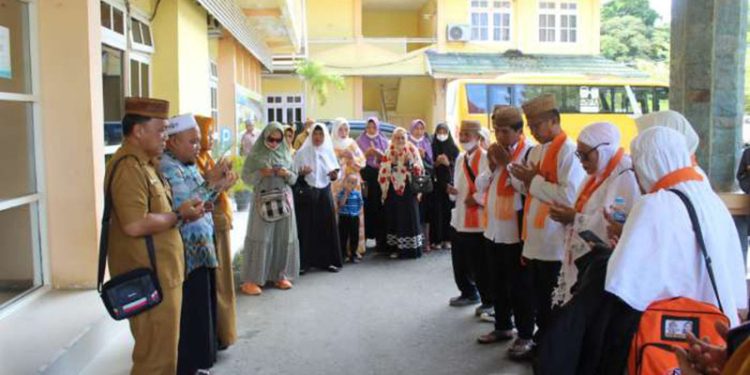 Pelepasan jemaah umrah, oleh pemerintah kota Gorontalo, foto : Humas
