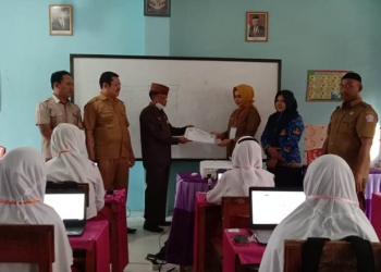 Kepala Dinas Pendidikan, Kabupaten Pohuwato, Ikbar AT Salam, Menyerahkan Berkas Ujian Akhir Sekolah, Selasa 17/05/2022 (Istimewa)