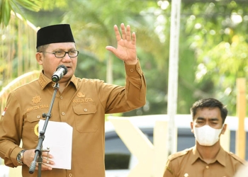 Wali Kota Gorontalo, Marten Taha saat apel kerja pasca libur lebaran, di Halaman Kantor Wali Kota Gorontalo, Senin (9/5/2022). Foto : Humas Pemkot