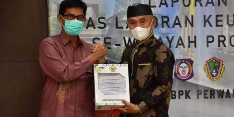 Bupati Pohuwato, Saipul Mbuinga, Menerima Dokumen Laporan Hasil Pemeriksaan BPK Perwakilan Gorontalo, Sabtu 28/05/2022 (Istimewa)