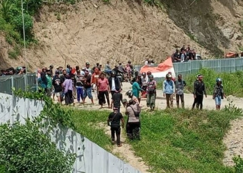 Gerakan Masyarakat Mei Berdarah saat melakukan aksi demo guna memprotes harga pembayaran tanah waduk bulango ulu yang mengalami penurunan. (Foto Istimewa)