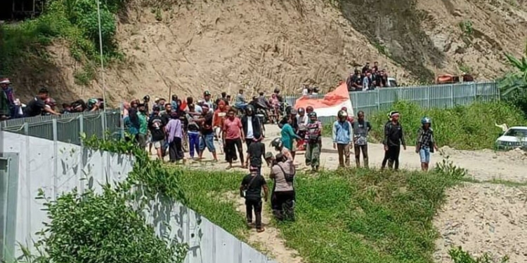 Gerakan Masyarakat Mei Berdarah saat melakukan aksi demo guna memprotes harga pembayaran tanah waduk bulango ulu yang mengalami penurunan. (Foto Istimewa)