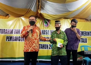 Wali Kota Gorontalo, Marten Taha saat berdialog dengan warga masyarakat kecamatan Dungingi, Kota Gorontalo. Selasa (17/5/2022). Foto : Sari/gopos