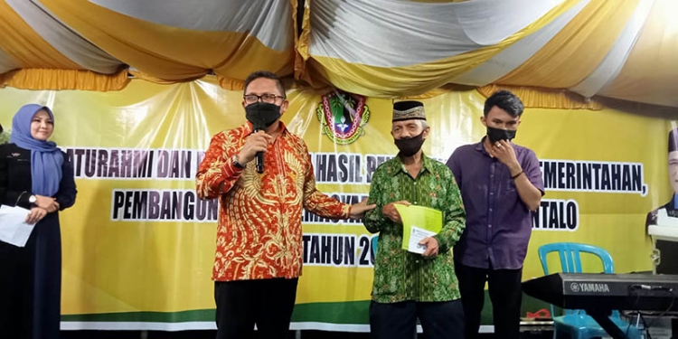 Wali Kota Gorontalo, Marten Taha saat berdialog dengan warga masyarakat kecamatan Dungingi, Kota Gorontalo. Selasa (17/5/2022). Foto : Sari/gopos