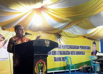 Wali Kota Gorontalo, Marten Taha saat berdialog dengan warga masyarakat kecamatan Dungingi, Kota Gorontalo. Selasa (17/5/2022). Foto : Sari/gopos