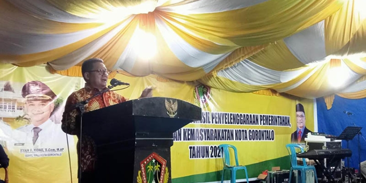 Wali Kota Gorontalo, Marten Taha saat berdialog dengan warga masyarakat kecamatan Dungingi, Kota Gorontalo. Selasa (17/5/2022). Foto : Sari/gopos