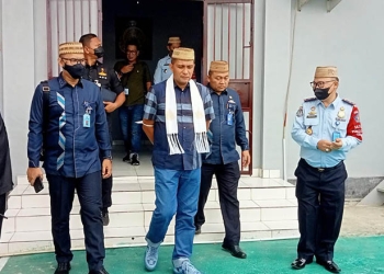 Wakil Menteri Hukum dan Ham RI, Edward Omar Sharif Hiariej (Tengah), didampingi Kepala Kantor Kemenkumham Gorontalo, Heni Susila Wardoyo (kiri) dan Kepala Kantor Imigrasi Gorontalo, Joni Rumagit (kanan), meninjau kantor Imigrasi Kelas I TPI Gorontalo, Jum'at (13/5/2022. Foto : Sari/gopos
