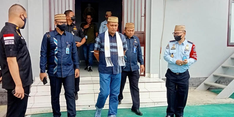 Wakil Menteri Hukum dan Ham RI, Edward Omar Sharif Hiariej (Tengah), didampingi Kepala Kantor Kemenkumham Gorontalo, Heni Susila Wardoyo (kiri) dan Kepala Kantor Imigrasi Gorontalo, Joni Rumagit (kanan), meninjau kantor Imigrasi Kelas I TPI Gorontalo, Jum'at (13/5/2022. Foto : Sari/gopos