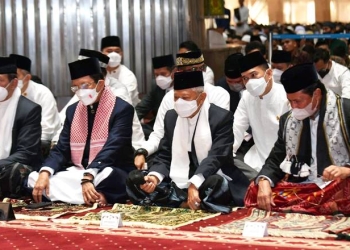 Wakil Presiden (Wapres) Ma’ruf Amin beserta Ibu Wury Ma’ruf Amin, hingga wakil ketua MPR RI Fadel Muhammad melaksanakan Salat Id di Masjid Istiqlal Jakarta pada Senin (2/5/2022). foto istimewa