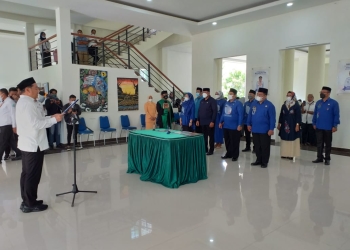 Lantik 9 Kepala OPD dan Pejabat Administrator Bupati Bone Bolango, Hamim Pou melantik sembilan Kepala Organisasi Pemerintah Daerah (OPD) dan Pejabat Administrator di Lobby Kantor Bupati, Rabu (11/5/2022). (Foto Indra/Gopos)
