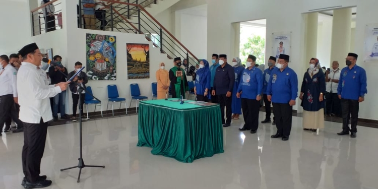 Lantik 9 Kepala OPD dan Pejabat Administrator Bupati Bone Bolango, Hamim Pou melantik sembilan Kepala Organisasi Pemerintah Daerah (OPD) dan Pejabat Administrator di Lobby Kantor Bupati, Rabu (11/5/2022). (Foto Indra/Gopos)