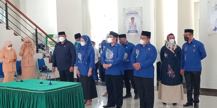 Pesan Bupati Hamim Untuk Empat Kepala OPD Baru yang Dilantik Proses Pelantikan Empat Pimpinan OPD yang baru yang dilakukan oleh Bupati Bone Bolango, Hamim Pou di Lobby Kantor Bupati, Rabu (11/5/2022). (Foto Sandi/Diskominfo)