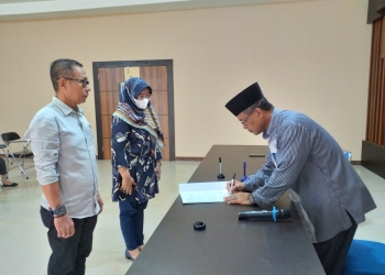 Ishak Ntoma Minta Pejabat yang Baru Dilantik Segera Tuntaskan Visi Misi Daerah, Sekretaris Daerah (Sekda) Bone Bolango, Ishak Ntoma menghadiri proses serah terima jabatan pimpinan tinggi pratama dan administrator dilingkungan Pemerintah Kabupaten Bone Bolango yang dilaksanakan di Ruang Restorasi, Kamis (12/5/2022). (Foto Indra/Gopos)