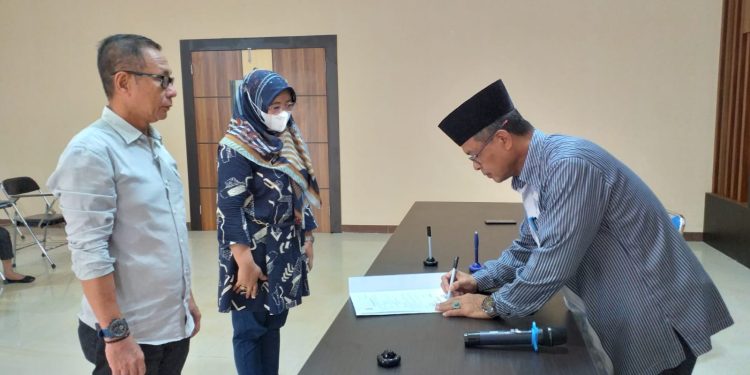 Ishak Ntoma Minta Pejabat yang Baru Dilantik Segera Tuntaskan Visi Misi Daerah, Sekretaris Daerah (Sekda) Bone Bolango, Ishak Ntoma menghadiri proses serah terima jabatan pimpinan tinggi pratama dan administrator dilingkungan Pemerintah Kabupaten Bone Bolango yang dilaksanakan di Ruang Restorasi, Kamis (12/5/2022). (Foto Indra/Gopos)