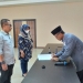 Ishak Ntoma Minta Pejabat yang Baru Dilantik Segera Tuntaskan Visi Misi Daerah, Sekretaris Daerah (Sekda) Bone Bolango, Ishak Ntoma menghadiri proses serah terima jabatan pimpinan tinggi pratama dan administrator dilingkungan Pemerintah Kabupaten Bone Bolango yang dilaksanakan di Ruang Restorasi, Kamis (12/5/2022). (Foto Indra/Gopos)