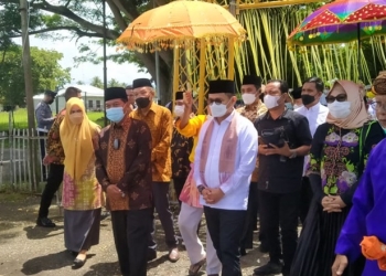 Penjabat Gubernur Gorontalo Hamka Hendra Noer tiba di Gorontalo dan disabut secara adat, Ahad (15/5/2022) (muhajir/gopos)
