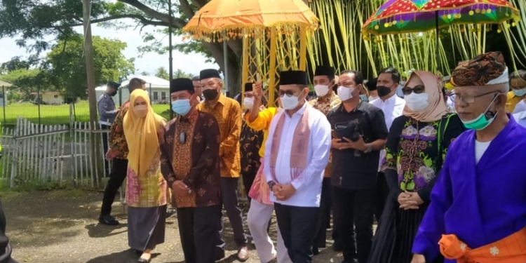 Penjabat Gubernur Gorontalo Hamka Hendra Noer tiba di Gorontalo dan disabut secara adat, Ahad (15/5/2022) (muhajir/gopos)
