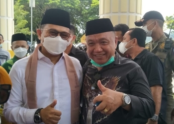 Aanggota DPRD Provinsi Gorontalo, Arifin Djakani berpose bersama Penjabat Gubernur Gorontalo, Hamka Hendra Noer di Bandara Djalaludin Gorontalo, Ahad (15/5/2022) (muhajir/gopos)