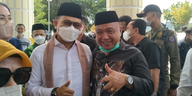 Aanggota DPRD Provinsi Gorontalo, Arifin Djakani berpose bersama Penjabat Gubernur Gorontalo, Hamka Hendra Noer di Bandara Djalaludin Gorontalo, Ahad (15/5/2022) (muhajir/gopos)