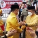 Ketua DPRD Provinsi Gorontalo, Paris RA Jusuf berjabatangan dengan PJ Gubenur Gorontalo, Hamka Hendra Noer saat mengikuti upacara adat Moloopu di Rumah Dinas Gubernur, Senin (16/5/2022). (istimewa)