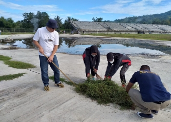 Pimpin Kerja Bakti di GOR Bone Bolango ,Bupati Bone Bolango, Hamim Pou memimpin kerja bakti yang dilaksanakan di Gelanggang Olahraga (GOR) Bone Bolango bersama para petugas kebersihan, Senin (23/5/2022). (Foto Indra/Gopos)