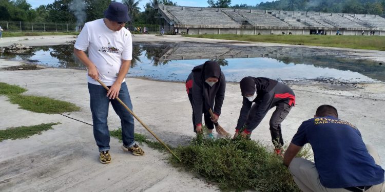 Pimpin Kerja Bakti di GOR Bone Bolango ,Bupati Bone Bolango, Hamim Pou memimpin kerja bakti yang dilaksanakan di Gelanggang Olahraga (GOR) Bone Bolango bersama para petugas kebersihan, Senin (23/5/2022). (Foto Indra/Gopos)