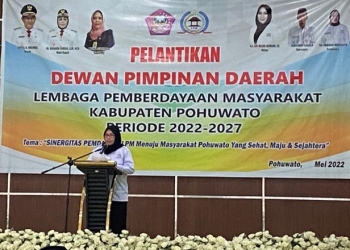Ketua LPM Kabupaten Pohuwato, Hj. Sri Masri Sumuri S.E saat memberikan sambutan pada pelantikan LPM Pohuwato, Senin (23/5/2022) (istimewa)