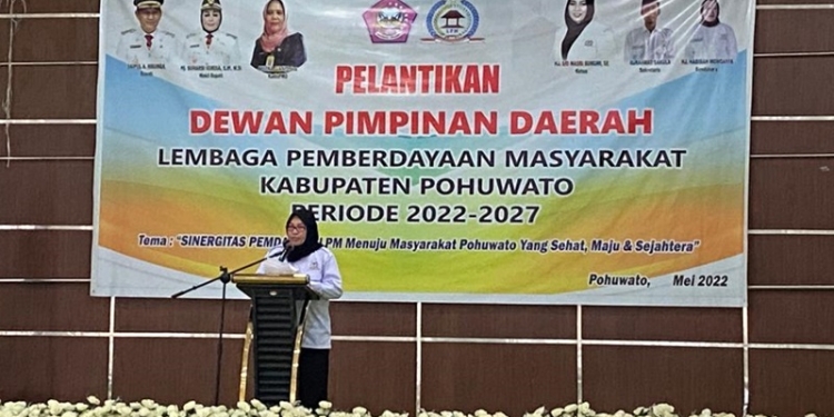 Ketua LPM Kabupaten Pohuwato, Hj. Sri Masri Sumuri S.E saat memberikan sambutan pada pelantikan LPM Pohuwato, Senin (23/5/2022) (istimewa)