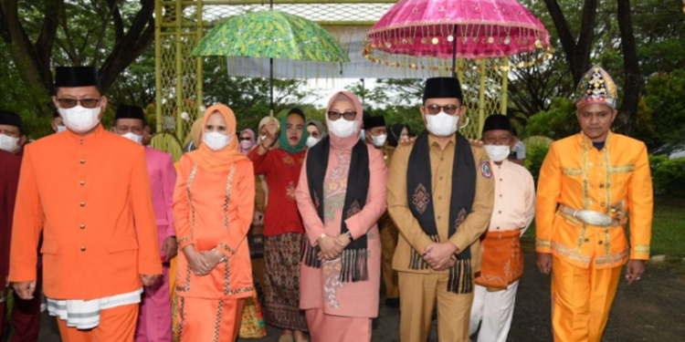 Mopotilolo Penjabat Gubernur Gorontalo, Hamka Hendra Noer oleh Pemda Kabupaten Gorontalo Utara, Selasa (24/5/2022). Kunjungan ke Gorontalo Utara terhitung sudah mengunjungi lima kabupaten dan satu kota. (Foto: Salman)