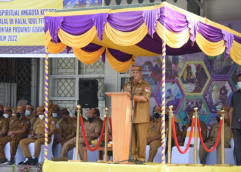 Gubernur Rusli saat memberikan sambutan pada apel gabungan perdana usai libur dan cuti bersama hari Raya Idulfitri 1443 Hijriah di lingkungan Pemerintah Provinsi Gorontalo, Senin (9/5/2022) . Banyak hal yang disampaikan gubernur termasuk pamitan dihadapan semua OPD.  (Foto: Salman)