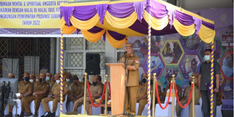 Gubernur Rusli saat memberikan sambutan pada apel gabungan perdana usai libur dan cuti bersama hari Raya Idulfitri 1443 Hijriah di lingkungan Pemerintah Provinsi Gorontalo, Senin (9/5/2022) . Banyak hal yang disampaikan gubernur termasuk pamitan dihadapan semua OPD.  (Foto: Salman)