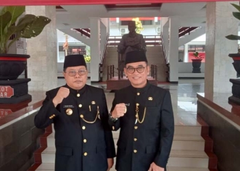 Wali Kota Blitar Santoso (kiri) bersama Wakil Wali Kota Blitar Tjutjuk Sunario (kanan) di Pemkot Blitar, Jum'at (20/5/2022). (Foto: Thoha/gopos.id)