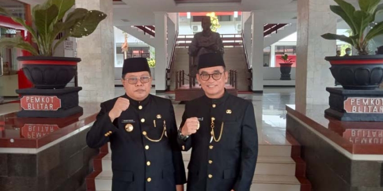 Wali Kota Blitar Santoso (kiri) bersama Wakil Wali Kota Blitar Tjutjuk Sunario (kanan) di Pemkot Blitar, Jum'at (20/5/2022). (Foto: Thoha/gopos.id)