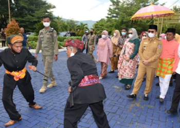 Penjabat Gubernur Gorontalo, Hamka Hendra Noer didampingi istri, saat diterima dengan adat Mopotilolo oleh Pemangku Adat Bone Bolango, pada kunker perdana Hamka bertempat di Rumah Jabatan Bupati Bone Bolango, Selasa (24/5/2022). (Foto: Salman)