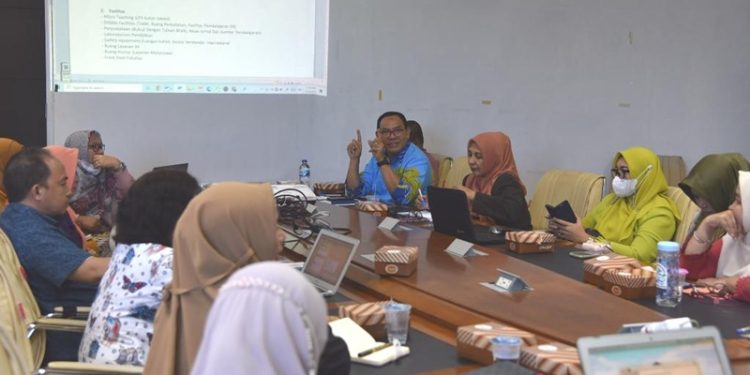 Menurut Wakil Rektor Bidang Akademik Dr. Harto Malik, M.Hum memimpin rapat persiapan akreditasi internasional yang akan dilaksanakan September nanti (dok. UNG)