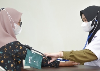 Mahasiswa Jurusan Keperawatan UNG melakukan praktek (Dok. UNG)