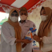 Kabid Pengelolaan Informasi dan Komunikasi Publik Zakiya Baserewan selaku penggagas program Remaja Cakap Digital atau Recak Digital saat meberikan buku panduan cakap digital yang nantinya akan menjadi referensi dalam sosialisasi, pada Kepala Sekolah SMA 1 Kota Gorontalo pada pembukaan kegiatan recak digital, Rabu (11/5/2022). (Foto: Husny Ardy)