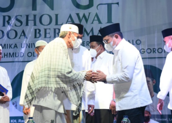 Penjabat Gubernur Gorontalo, Hamka Hendra Noer saat menyapa ustadz KH. Rasyid Kamaru, pada doa bersama untuk Gorontalo dan bersholawat untuk negeri yang dilaksanakan oleh Universitas Negeri Gorontalo (UNG), Selasa malam (24/5/2022). (Foto: Salman)
