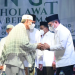 Penjabat Gubernur Gorontalo, Hamka Hendra Noer saat menyapa ustadz KH. Rasyid Kamaru, pada doa bersama untuk Gorontalo dan bersholawat untuk negeri yang dilaksanakan oleh Universitas Negeri Gorontalo (UNG), Selasa malam (24/5/2022). (Foto: Salman)