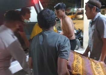 Proses evakuasi dua kakak beradik yang meninggal tenggelam di kolam pemandian Lombongo, Ahad (22/5/2022). (istimewa)