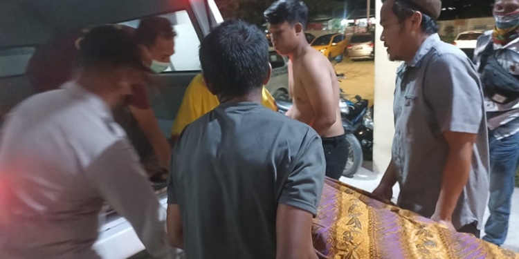 Proses evakuasi dua kakak beradik yang meninggal tenggelam di kolam pemandian Lombongo, Ahad (22/5/2022). (istimewa)
