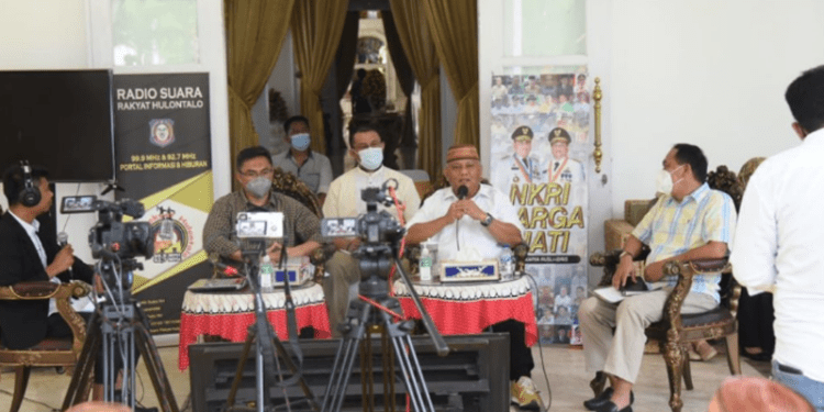 Gubernur Rusli Habibie saat mengikuti dialog publik refleksi 10 Tahun kepemimpinan NKRI bersama tokoh masyarakat, yang disiarkan melalui RRI Gorontalo dan Radio suara RH, Minggu (8/5/2022). (Foto: Salman)