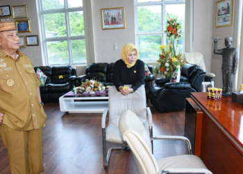Gubernur Gorontalo Rusli Habibie bersama istri berkunjung terakhir kalinya di kantor gubernur untuk mengemasi barang barang pribadinya, Senin (9/5/2022).