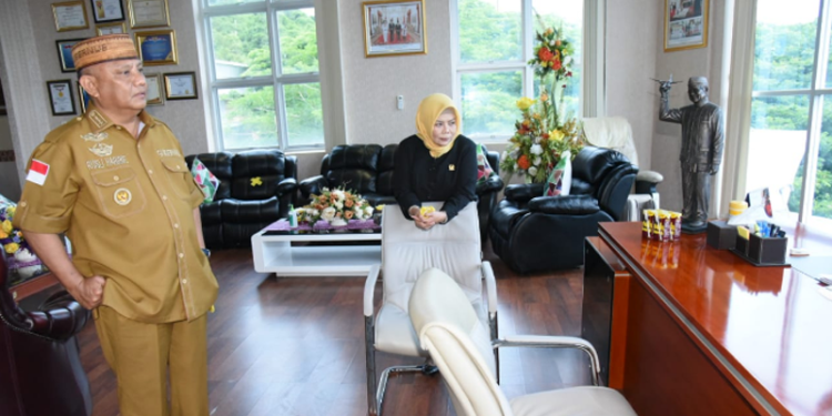 Gubernur Gorontalo Rusli Habibie bersama istri berkunjung terakhir kalinya di kantor gubernur untuk mengemasi barang barang pribadinya, Senin (9/5/2022).