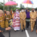 Penjagub Gorontalo, Hamka Hendra Noer bersama istri (tengah) disambut dengan upacara adat Mopotilolo di rumah jabatan Bupati Pohuwato, Senin (23/5/2022). (Foto: Salman)
