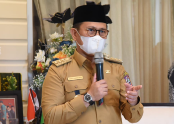 Pj Gubernur Gorontalo Hamka Hendra Noer saat memberikan sambutannya, usai penyelenggaraan adat Mopotilolo oleh Pemda Bone Bolango, saat kunker perdana Hamka ke Kabupaten Bone Bolango, Selasa (24/5/2022). (Foto: Salman)