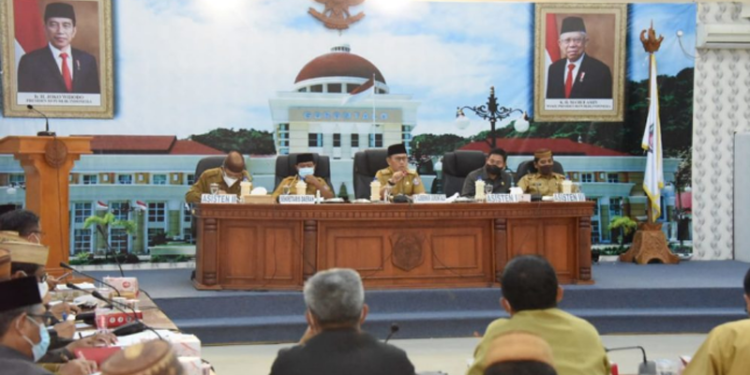 Penjabat Gubernur Gorontalo Hamka Hendra Noer (tengah) didapingi Sekdaprov Darda Daraba dan para Asisten, saat memimpin rapat perdana bersama seluruh Pimpinan Organisasi Perangkat Daerah (OPD) di Lingkup Pemerintah Provinsi Gorontalo, Selasa (17/5/2022). (Foto: Salman)