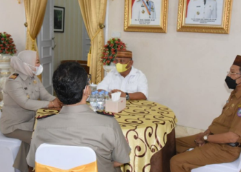 Gubernur Rusli Habibie saat menerima audiensi  Badan Pertanahan Nasional (BPN) Provinsi Gorontalo. Pertemuan ini terkait penyerahan hibah tanah untuk pembangunan gedung baru Kantor Wilayah BPN. (Foto: Salman)