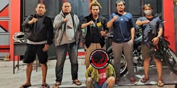 Polres Bone Bolango saat berhasil menangkao pelaku penganiayaan yang terjadi di salah satu cafe di Kelurahan Pauwo, Kecamatan Kabila, Kabupaten Bone Bolango. (Foto istimewa)